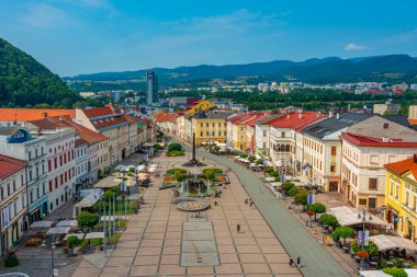 Banska Bystrica, Slovakya, 17 Temmuz 2024: Slovak Ulusal Ayaklanma meydanının saat kulesinden görünüşü.