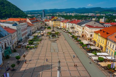 Banska Bystrica, Slovakya, 17 Temmuz 2024: Slovak Ulusal Ayaklanma meydanının saat kulesinden görünüşü.