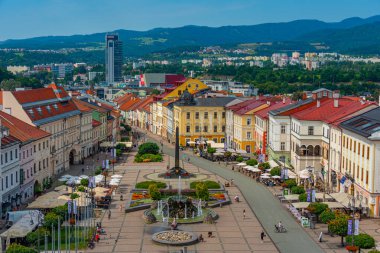Banska Bystrica, Slovakya, 17 Temmuz 2024: Slovak Ulusal Ayaklanma meydanının saat kulesinden görünüşü.