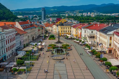 Banska Bystrica, Slovakya, 17 Temmuz 2024: Slovak Ulusal Ayaklanma meydanının saat kulesinden görünüşü.