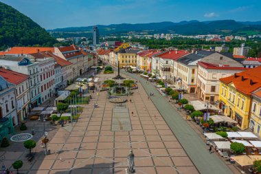 Banska Bystrica, Slovakya, 17 Temmuz 2024: Slovak Ulusal Ayaklanma meydanının saat kulesinden görünüşü.