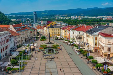 Banska Bystrica, Slovakya, 17 Temmuz 2024: Slovak Ulusal Ayaklanma meydanının saat kulesinden görünüşü.