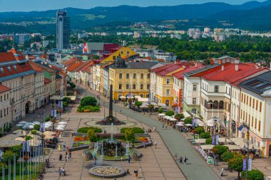 Banska Bystrica, Slovakya, 17 Temmuz 2024: Slovak Ulusal Ayaklanma meydanının saat kulesinden görünüşü.
