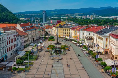 Banska Bystrica, Slovakya, 17 Temmuz 2024: Slovak Ulusal Ayaklanma meydanının saat kulesinden görünüşü.