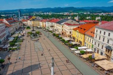 Banska Bystrica, Slovakya, 17 Temmuz 2024: Slovak Ulusal Ayaklanma meydanının saat kulesinden görünüşü.