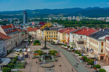 Banska Bystrica, Slovakya, 17 Temmuz 2024: Slovak Ulusal Ayaklanma meydanının saat kulesinden görünüşü.
