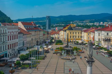Banska Bystrica, Slovakya, 17 Temmuz 2024: Slovak Ulusal Ayaklanma meydanının saat kulesinden görünüşü.
