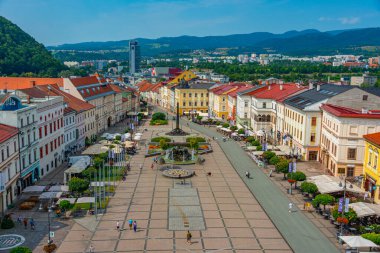 Banska Bystrica, Slovakya, 17 Temmuz 2024: Slovak Ulusal Ayaklanma meydanının saat kulesinden görünüşü.