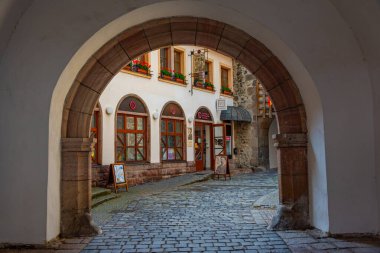 Kremnica, Slovakya, 17 Temmuz 2024: Kremnica, Slovakya 'da Barbakan ile alt kapı.