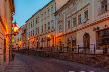 Banska Stiavnica, Slovakya, 18 Temmuz 2024: Eski Slovakya 'nın Banska Stiavnica kentindeki bir caddenin gece görüşü.