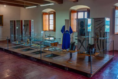 Banska Stiavnica, Slovakya, 18 Temmuz 2024: Eski Slovakya 'nın Banska Stiavnica kentindeki Yeni Kale' de sergi.