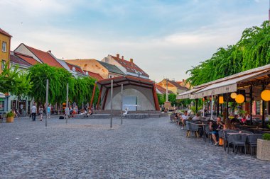 Trencin, Slovakya, 18 Temmuz 2024: Trencin, Slovakya 'daki Mierove Namestie Meydanı' nın günbatımı