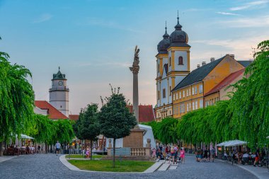 Trencin, Slovakya, 18 Temmuz 2024: Trencin, Slovakya 'daki Mierove Namestie Meydanı' nın günbatımı