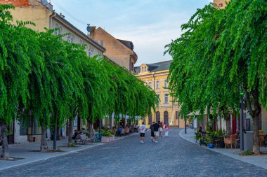 Trencin, Slovakya, 18 Temmuz 2024: Trencin, Slovakya 'daki Mierove Namestie Meydanı' nın günbatımı