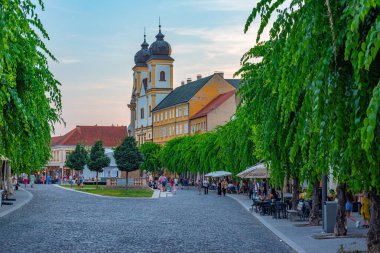 Trencin, Slovakya, 18 Temmuz 2024: Trencin, Slovakya 'daki Mierove Namestie Meydanı' nın günbatımı