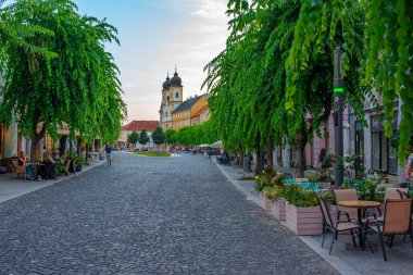 Trencin, Slovakya, 18 Temmuz 2024: Trencin, Slovakya 'daki Mierove Namestie Meydanı' nın günbatımı