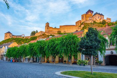 Trencin, Slovakya, 18 Temmuz 2024: Trencin Şatosu 'nun parça kare manzarası, Slovakya.IMAGE