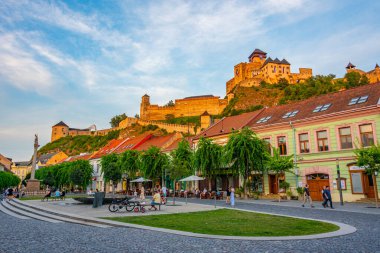 Trencin, Slovakya, 18 Temmuz 2024: Trencin Şatosu 'nun parça kare manzarası, Slovakya.IMAGE