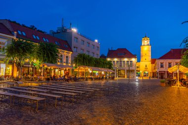 Trencin, Slovakya, 18 Temmuz 2024: Trencin, Slovakya 'daki Mierove Namestie Meydanı' nın günbatımı