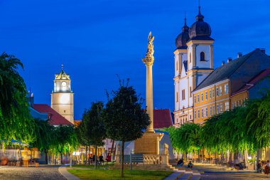 Trencin, Slovakya, 18 Temmuz 2024: Trencin, Slovakya 'daki Mierove Namestie Meydanı' nın günbatımı