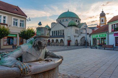 Trencin, Slovakya, 19 Temmuz 2024: Trencin, Slovakya 'da Vodnik Valentin Çeşmesi