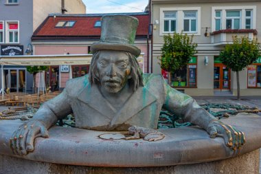 Trencin, Slovakya, 19 Temmuz 2024: Trencin, Slovakya 'da Vodnik Valentin Çeşmesi