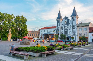 Zilina, Slovakya, 19 Temmuz 2024: Zilina, Slovakya 'daki Marianske isim meydanının gün batımı manzarası.