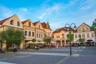 Zilina, Slovakya, 19 Temmuz 2024: Zilina, Slovakya 'daki Marianske isim meydanının gün batımı manzarası.