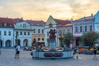 Zilina, Slovakya, 19 Temmuz 2024: Zilina, Slovakya 'daki Marianske isim meydanının gün batımı manzarası.