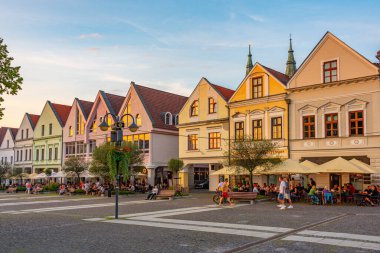 Zilina, Slovakya, 19 Temmuz 2024: Zilina, Slovakya 'daki Marianske isim meydanının gün batımı manzarası.