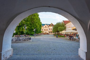 Zilina, Slovakya, 19 Temmuz 2024: Zilina, Slovakya 'daki Marianske isim meydanının gün batımı manzarası.