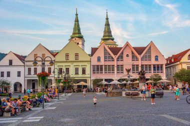 Zilina, Slovakya, 19 Temmuz 2024: Zilina, Slovakya 'daki Marianske isim meydanının gün batımı manzarası.