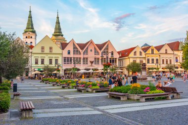 Zilina, Slovakya, 19 Temmuz 2024: Zilina, Slovakya 'daki Marianske isim meydanının gün batımı manzarası.