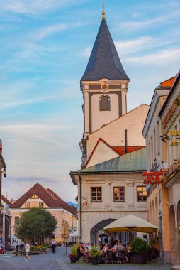 Zilina, Slovakya, 19 Temmuz 2024: Zilina, Slovakya 'daki Marianske isim meydanının gün batımı manzarası.