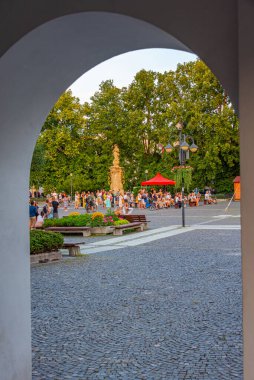 Zilina, Slovakya, 19 Temmuz 2024: Zilina, Slovakya 'daki Marianske isim meydanının gün batımı manzarası.