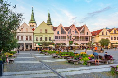 Zilina, Slovakya, 19 Temmuz 2024: Zilina, Slovakya 'daki Marianske isim meydanının gün batımı manzarası.