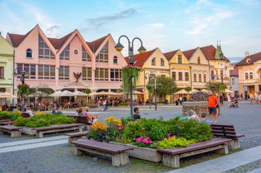 Zilina, Slovakya, 19 Temmuz 2024: Zilina, Slovakya 'daki Marianske isim meydanının gün batımı manzarası.