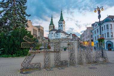 Zilina, Slovakya, 19 Temmuz 2024: Zilina, Slovakya 'daki Andrej Hlinka meydanının gün batımı manzarası.