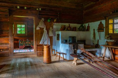 Zuberec, Slovakya, 21 Temmuz 2024: Slovakya 'daki Orava Village Museum' da Geleneksel Ev İçi