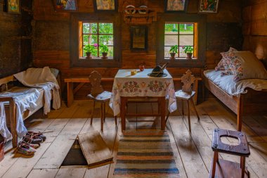 Zuberec, Slovakya, 21 Temmuz 2024: Slovakya 'daki Orava Village Museum' da Geleneksel Ev İçi