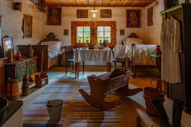 Zuberec, Slovakya, 21 Temmuz 2024: Slovakya 'daki Orava Village Museum' da Geleneksel Ev İçi