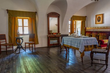 Zuberec, Slovakya, 21 Temmuz 2024: Slovakya 'daki Orava Village Museum' da Geleneksel Ev İçi