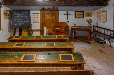 Zuberec, Slovakya, 21 Temmuz 2024: Slovakya 'daki Orava Village Museum' da bir okulun içi.