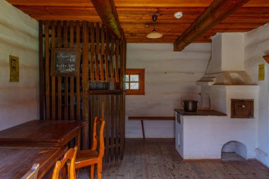 Pribylina, Slovakya, 21 Temmuz 2024: Pribylina, Slovakya 'daki Liptov Village Museum' da Geleneksel Ev İçi
