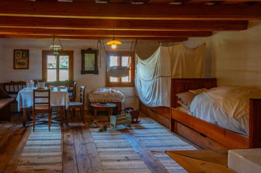 Pribylina, Slovakya, 21 Temmuz 2024: Pribylina, Slovakya 'daki Liptov Village Museum' da Geleneksel Ev İçi