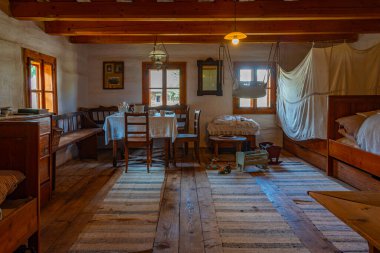 Pribylina, Slovakya, 21 Temmuz 2024: Pribylina, Slovakya 'daki Liptov Village Museum' da Geleneksel Ev İçi