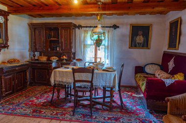 Pribylina, Slovakya, 21 Temmuz 2024: Pribylina, Slovakya 'daki Liptov Village Museum' da Geleneksel Ev İçi