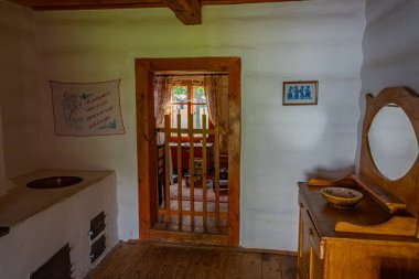 Pribylina, Slovakya, 21 Temmuz 2024: Pribylina, Slovakya 'daki Liptov Village Museum' da Geleneksel Ev İçi