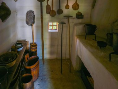 Martin, Slovakya, 21 Temmuz 2024: Slovakya 'daki Slovakya Köy Müzesi' nde Geleneksel Ev İçi