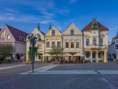 Zilina, Slovakya, 22 Temmuz 2024: Zilina, Slovakya 'daki Marianske isim meydanının gün batımı manzarası.